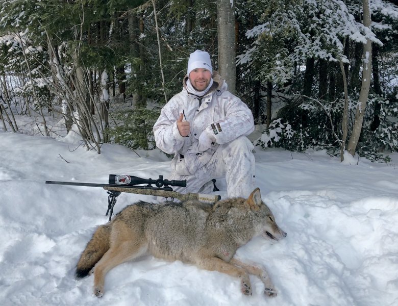 Un chasseur avec son coyote abattu