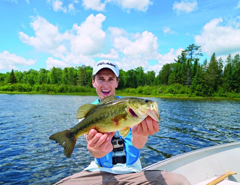 homme qui tient un poisson dans ces mains