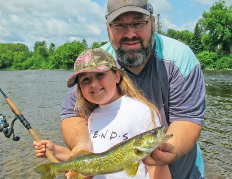 Jasmin Perreault et sa fille qui tiennent un poisson Doré