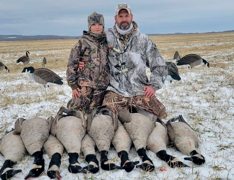 L’auteur et sa fille lors d'une chasse tardive à la bernache.