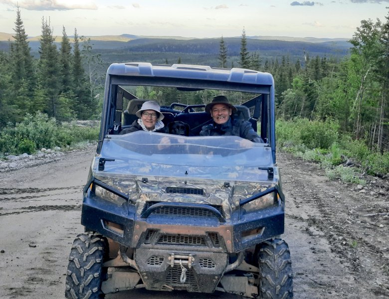 Un couple assit dans un VTT